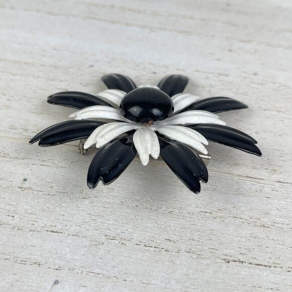 VTG 1960’s Black White Daisy Flower Brooch Pin Metal & Enamel Mod Style 60’s - Picture 5 of 16